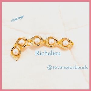💘Richelieu Pea Pod 1960s Brooch